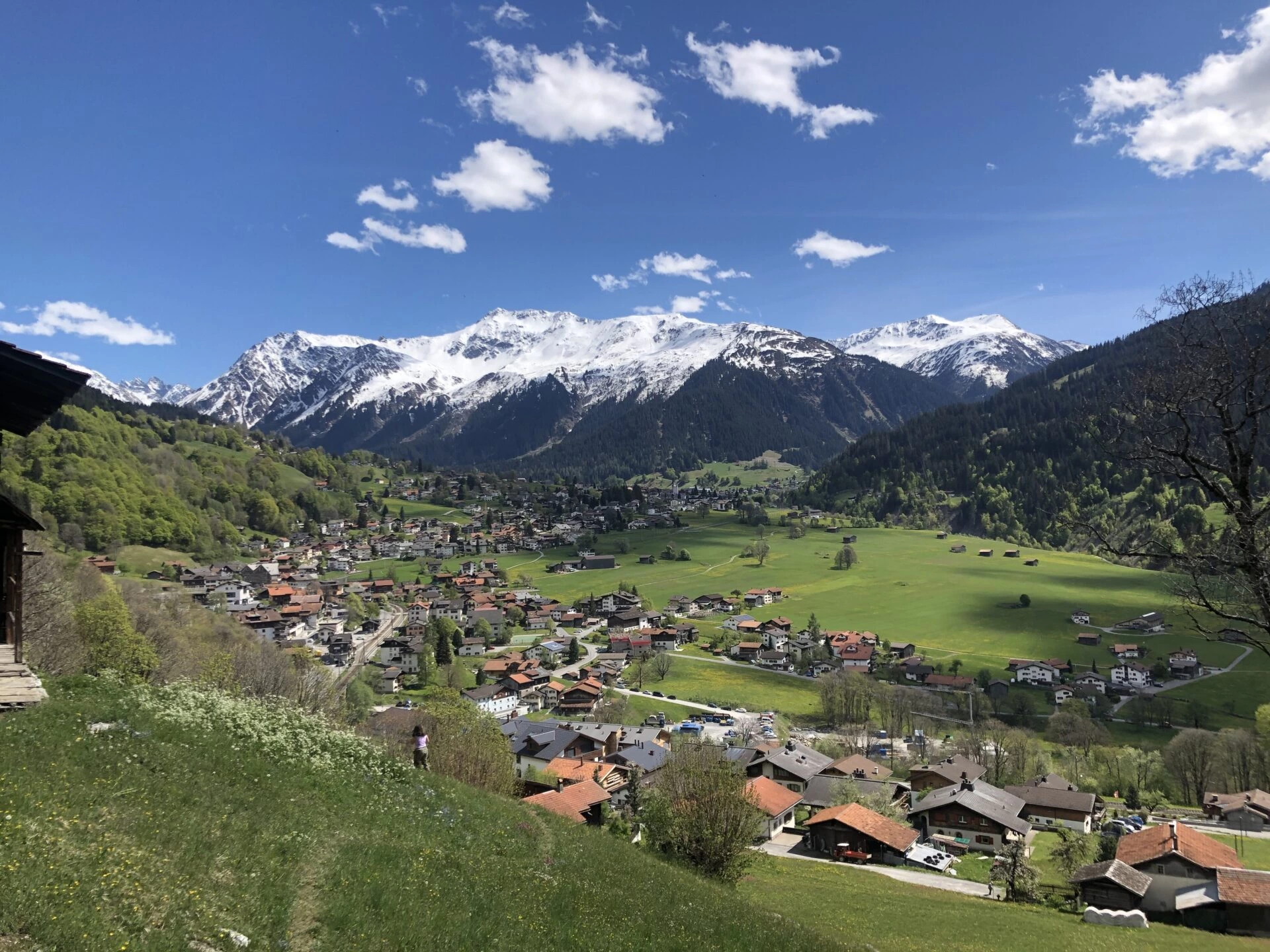 Klosters Dorf in Graubünden mit alpinem Bergpanorama und grüner Landschaft im Sommer