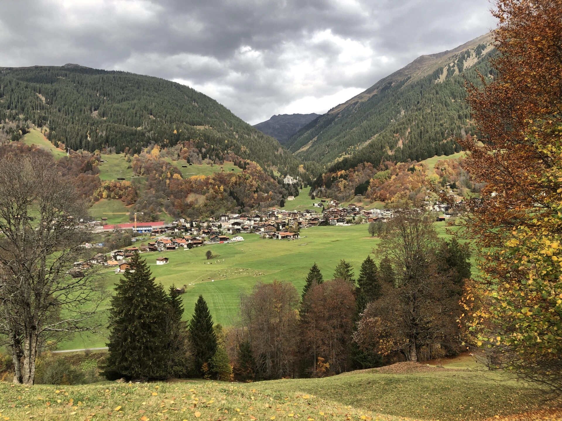 Herbstliche Berglandschaft rund um Klosters in Graubünden mit bunten Wäldern und Talblick