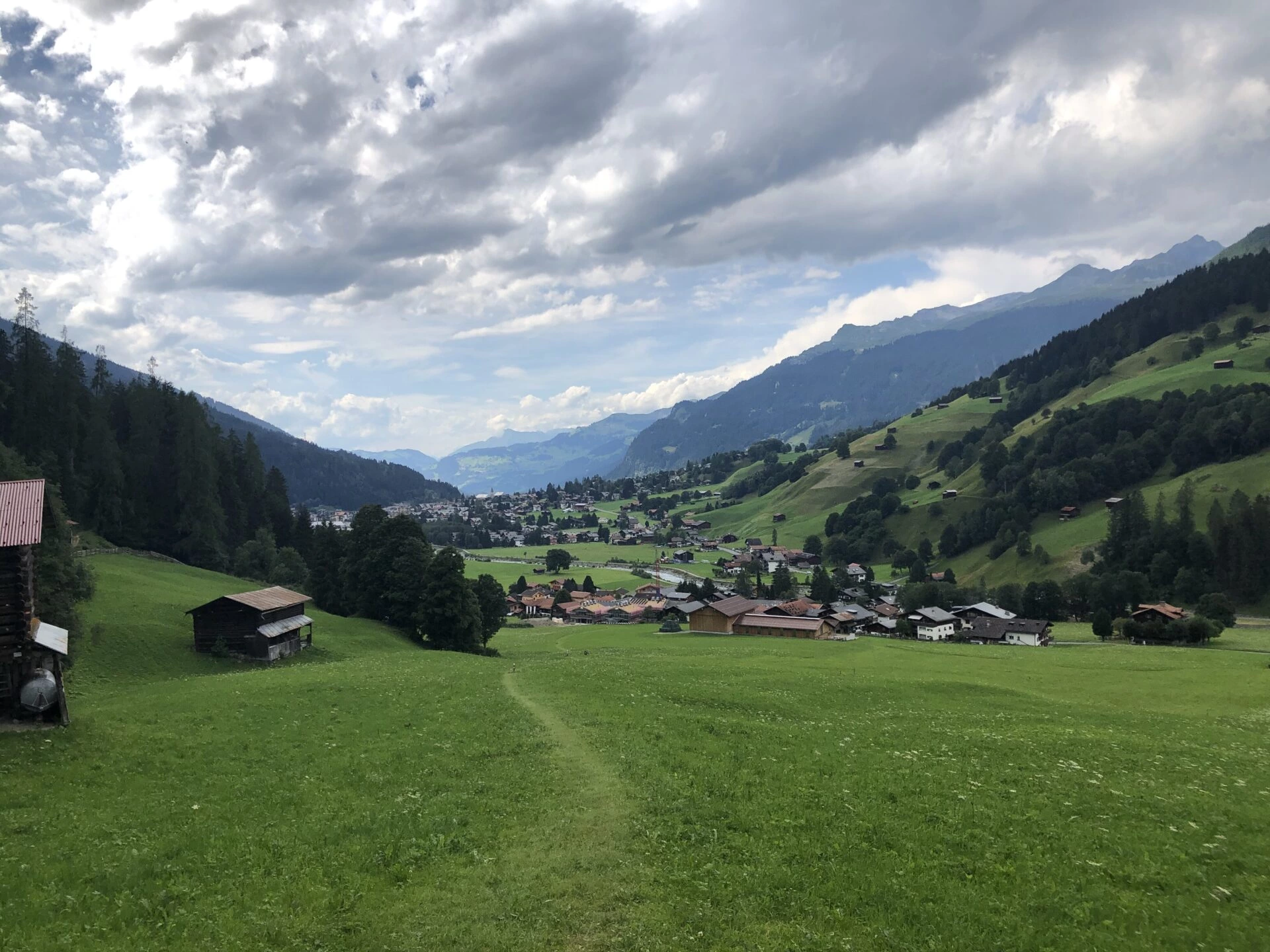 Grüne Weiden und Wandergebiet bei Klosters in Graubünden mit Alpenpanorama im Sommer