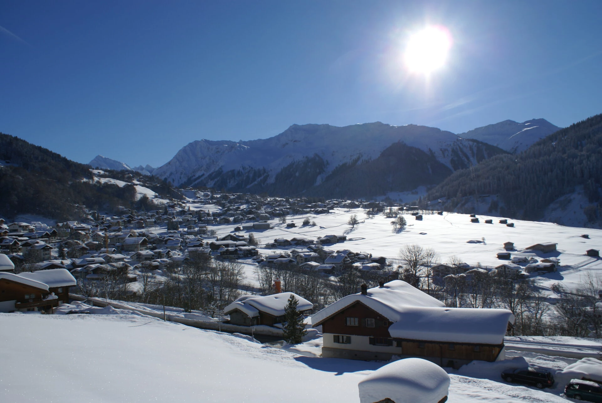 Sonnige Winterlandschaft in Klosters mit schneebedeckten Bergen und alpinem Panorama